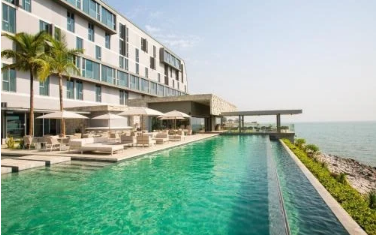 Noom Hotel